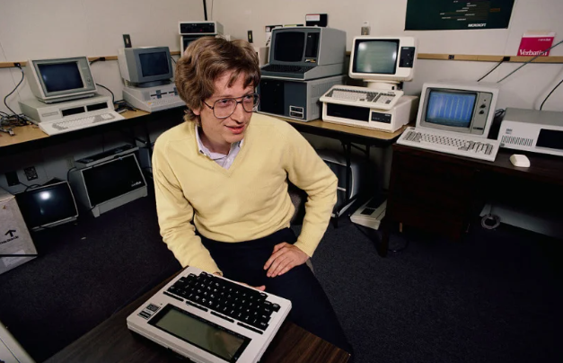 48年前，比尔拿着他的简历，当他毕业时，他期望月薪12，000美元。