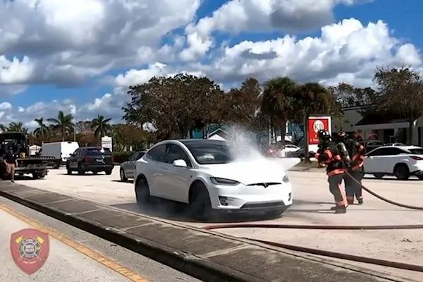 飓风经过后，美国佛罗里达州大量电动车起火。