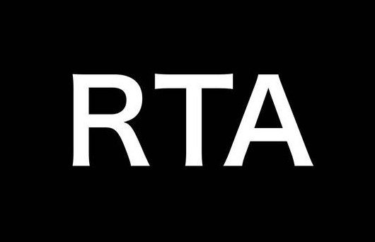 玩真人视频幽默演示游戏时，NPC是如何对待Speedpass玩家的？